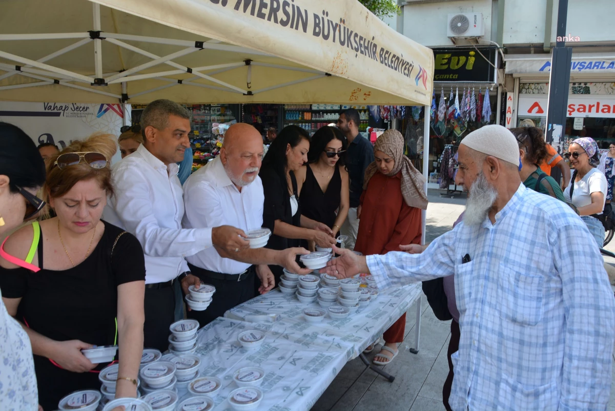 Mersin Büyükşehir Belediyesi Vatandaşlara Aşure Dağıttı